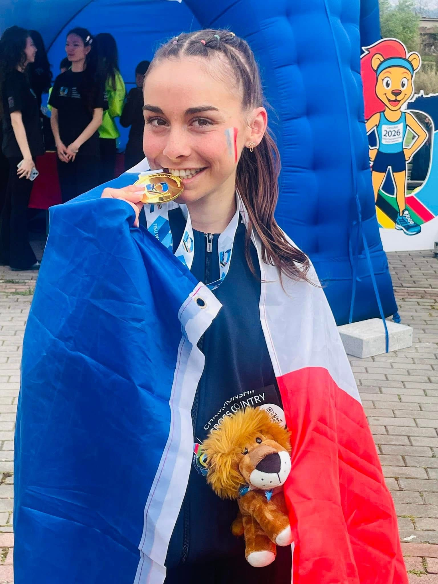 Clara Entresangle avec sa médaille mondiale universitaire