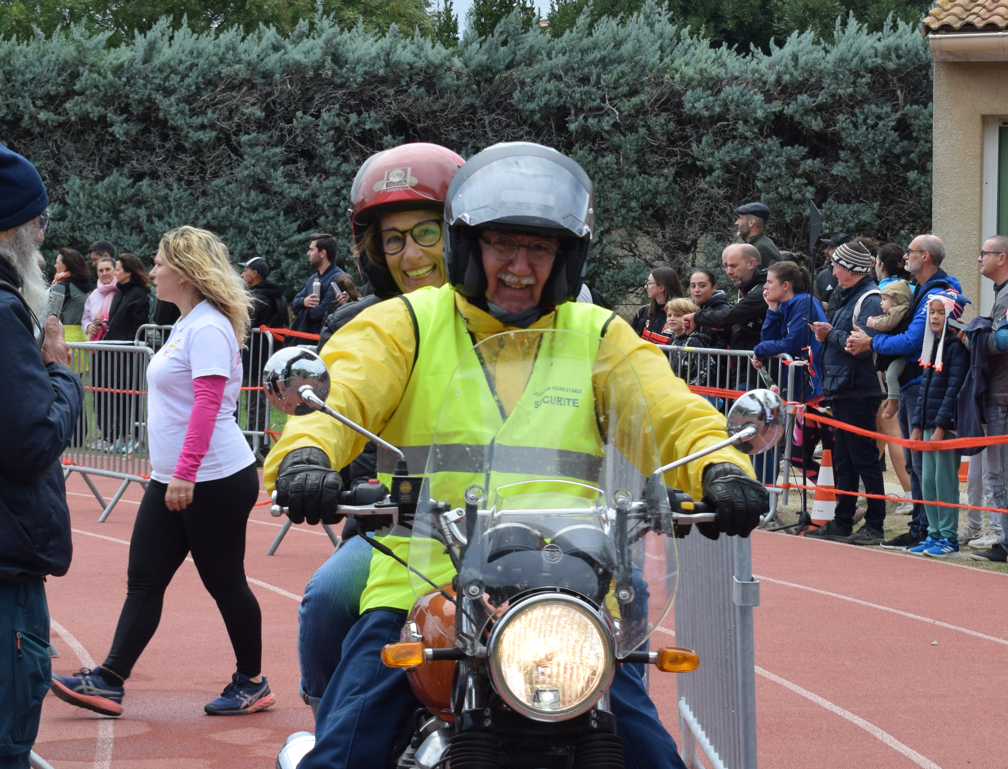 Jean-Luc Dagoumel et Marie-Christine Cachou sur la moto de suivi